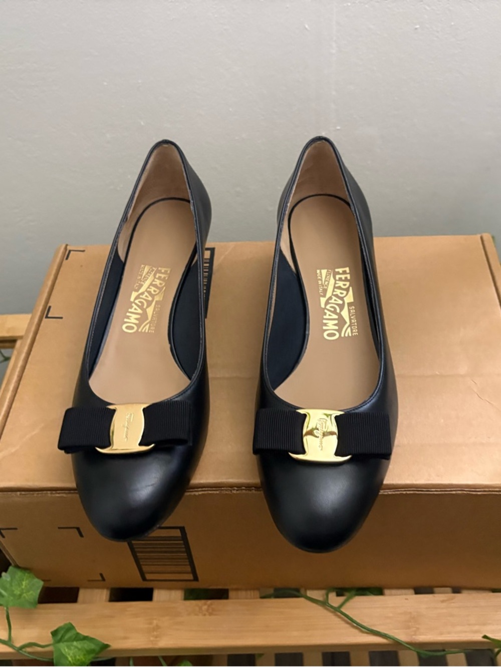 Salvatore Ferragamo Black Leather Bow Ballet Flats with Gold Hardware - Picture 4 of 8